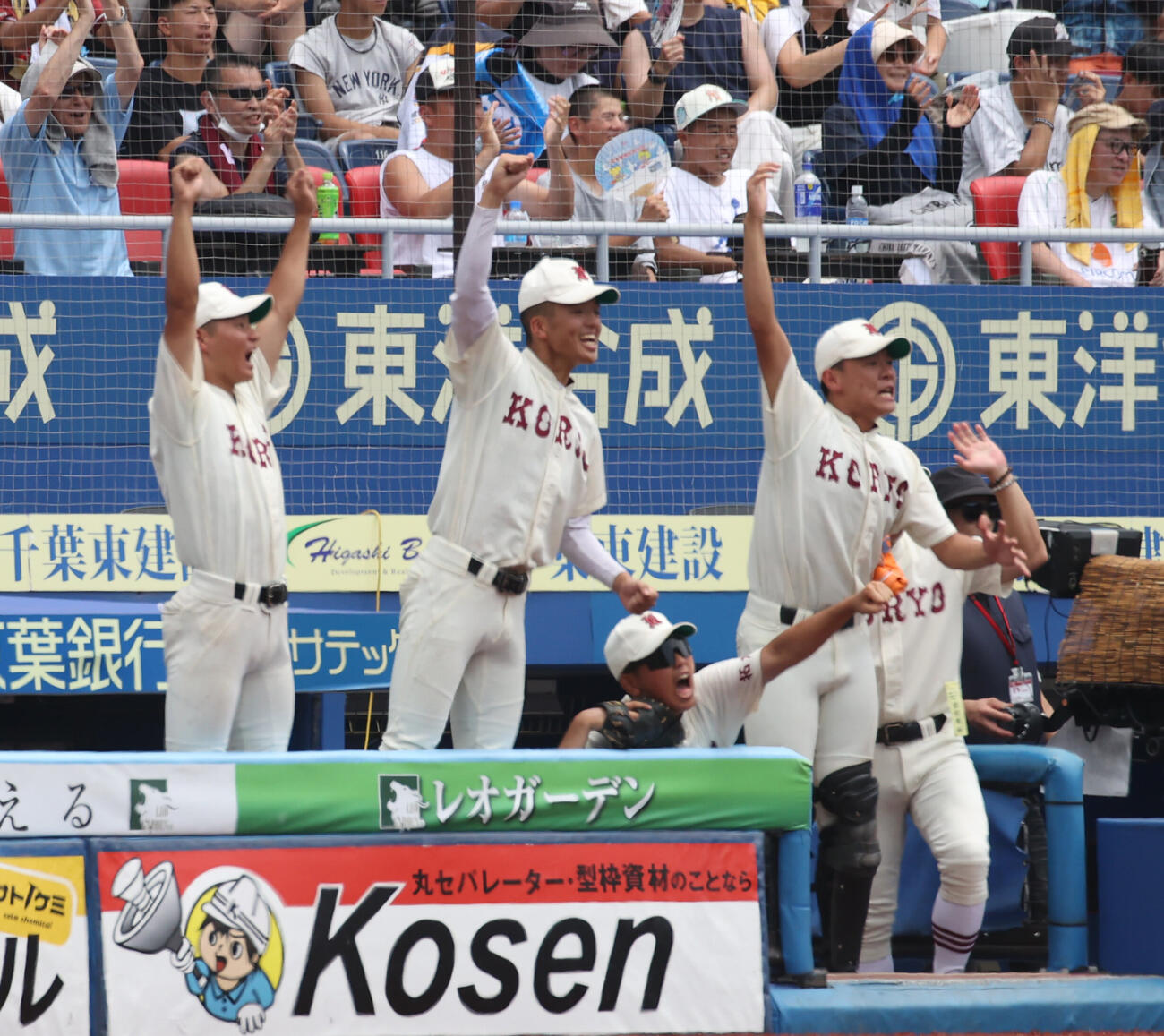拓大紅陵対習志野　5回、5点が入り喜ぶ拓大紅陵ナイン（撮影・柴田隆二）