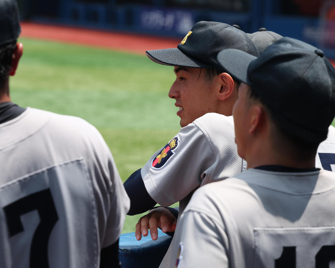 慶応対横浜　ベンチから声援を送る慶応・大村哲誠