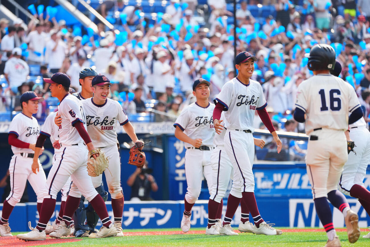 桐光学園対鎌倉学園　勝利し笑顔を見せる桐光学園ナイン（撮影・垰建太）