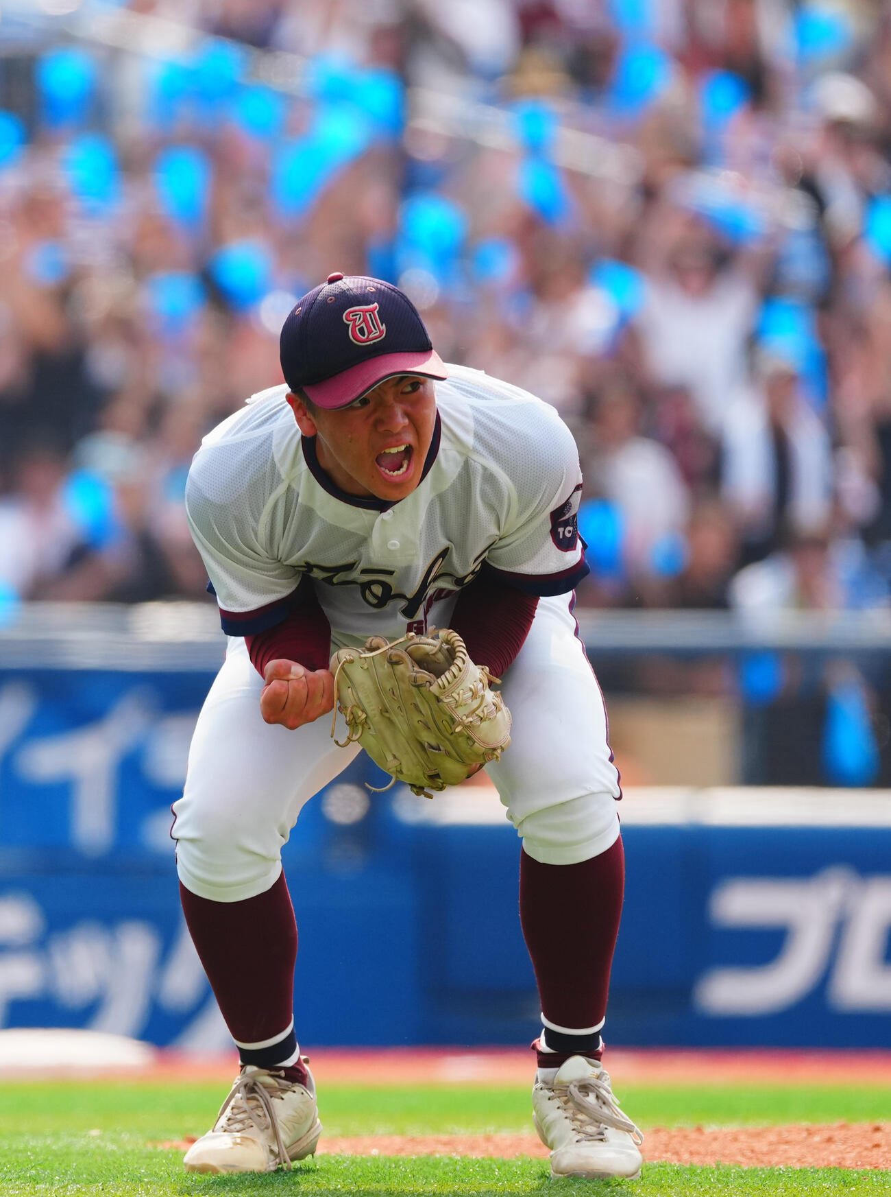 桐光学園対鎌倉学園　9回裏鎌倉学園2死、小杉祐太を遊ゴロに仕留め最後を締めた小山田尊琥は雄たけびをあげる（撮影・垰建太）