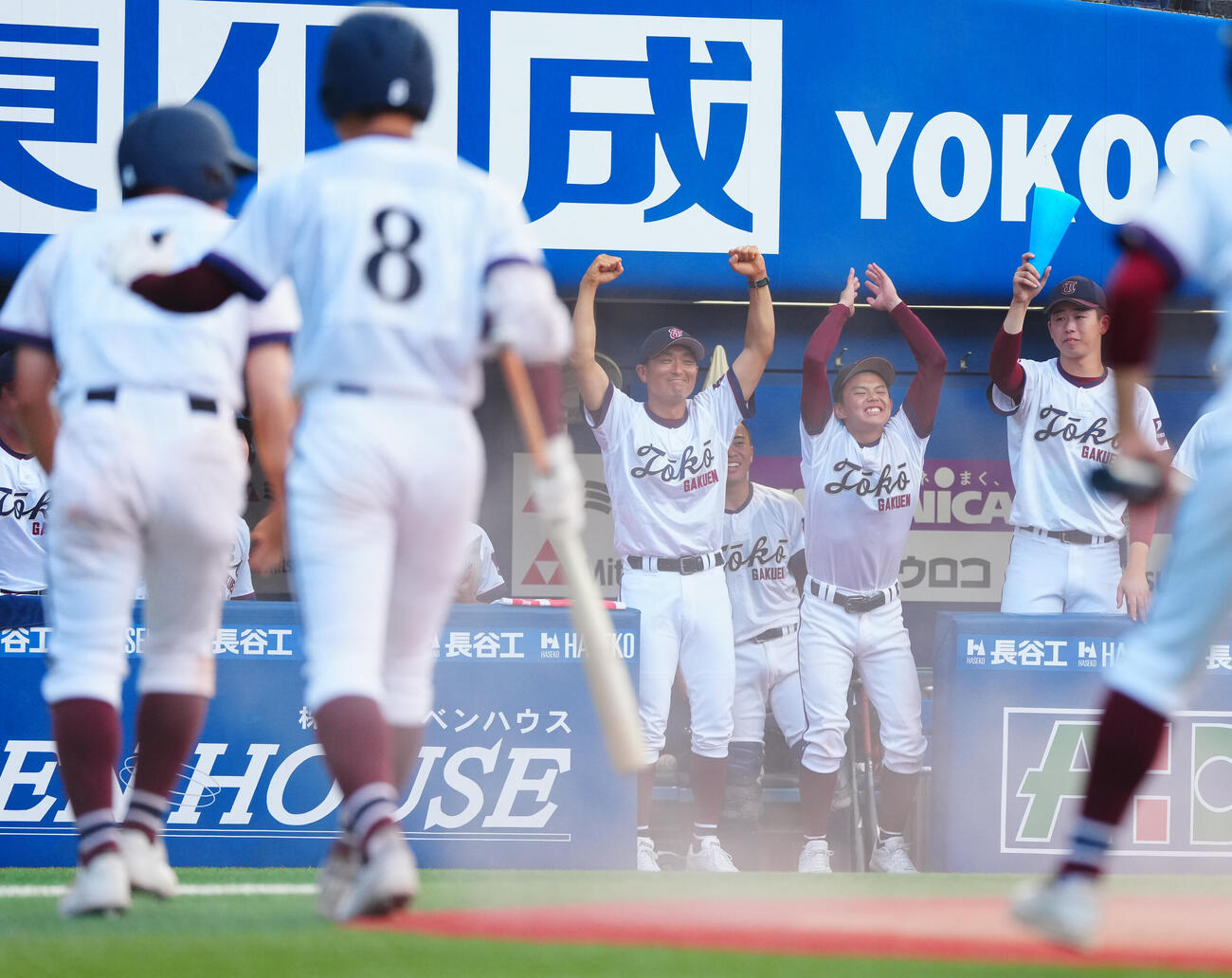 桐光学園対鎌倉学園　7回表桐光学園2死二塁、周東希虎の適時打にガッツポーズする天野喜英監督（中央）ら（撮影・垰建太）