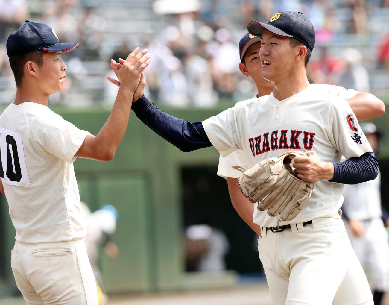 浦和学院対立教新座　3回裏立教新座の攻撃を抑え笑顔でハイタッチする西村虎龍（撮影・浅見桂子）