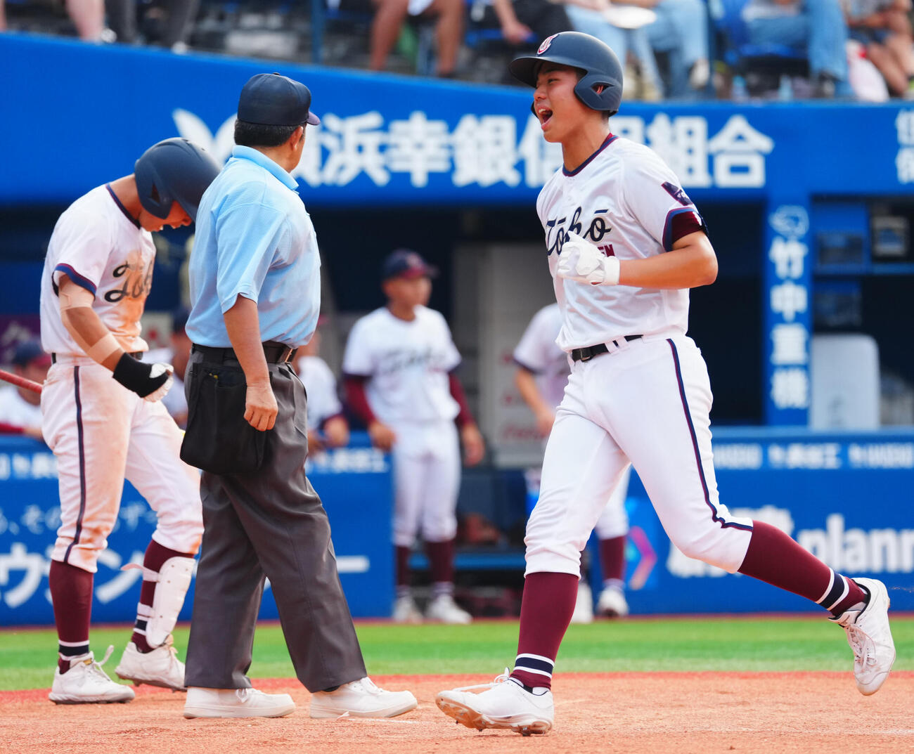 桐光学園対鎌倉学園　8回表桐光学園1死一、三塁、黄泰崇の適時打で生還し笑顔を見せる近藤陽太（右）（撮影・垰建太）
