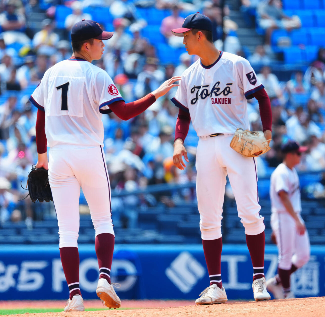 桐光学園対鎌倉学園　3回裏鎌倉学園2死一塁、伊藤佑樹（右）にマウンドを託す林晃成（撮影・垰建太）