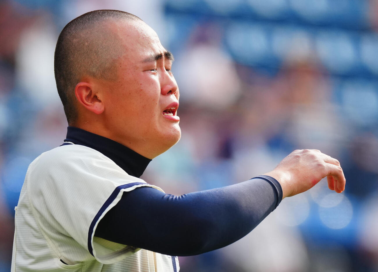 桐光学園対鎌倉学園　桐光学園に破れ涙を流す鎌倉学園・堀井祥吾（左から3人目）ら（撮影・垰建太）