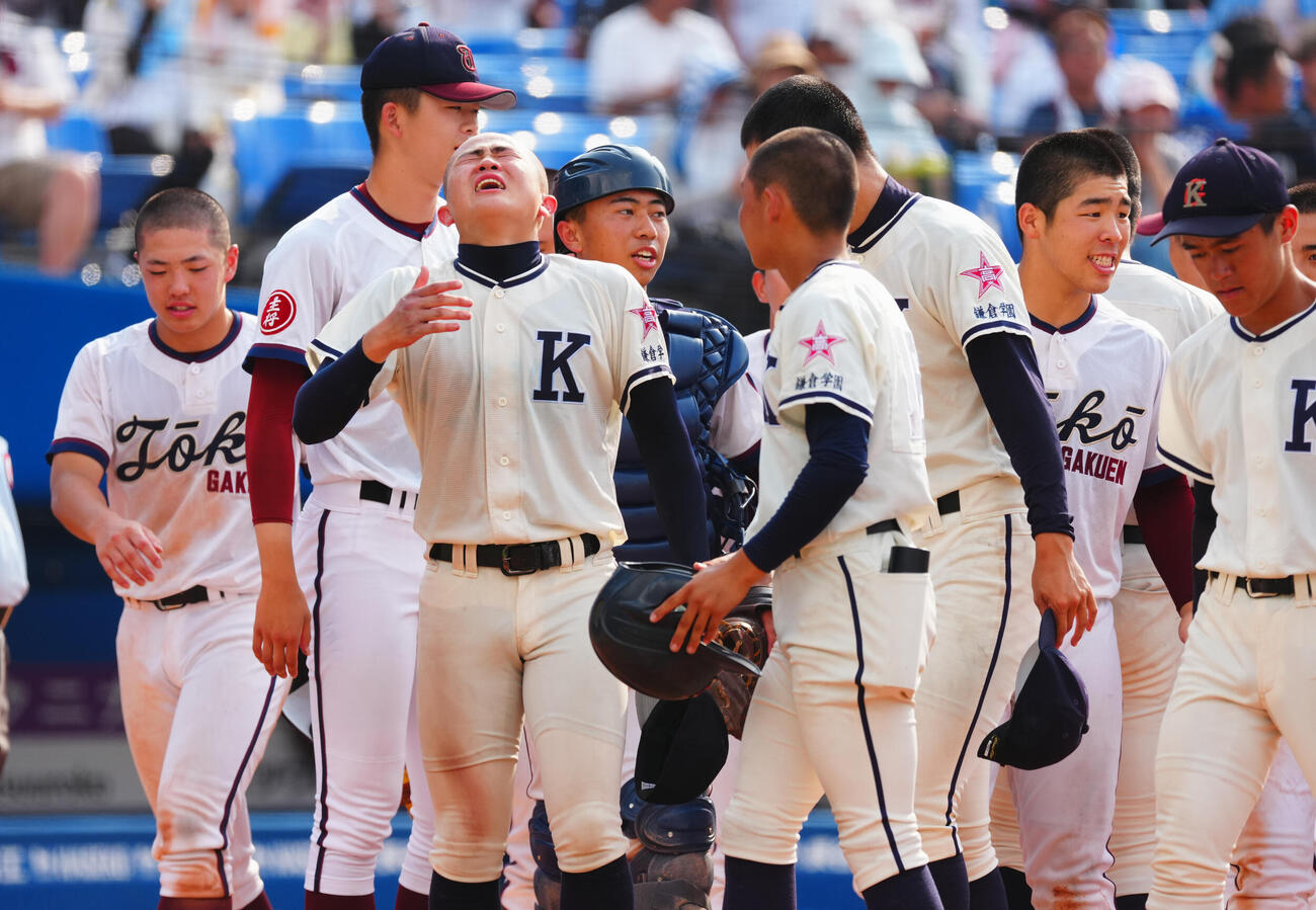 桐光学園対鎌倉学園　桐光学園に破れ涙を流す鎌倉学園・堀井祥吾（左から3人目）ら（撮影・垰建太）