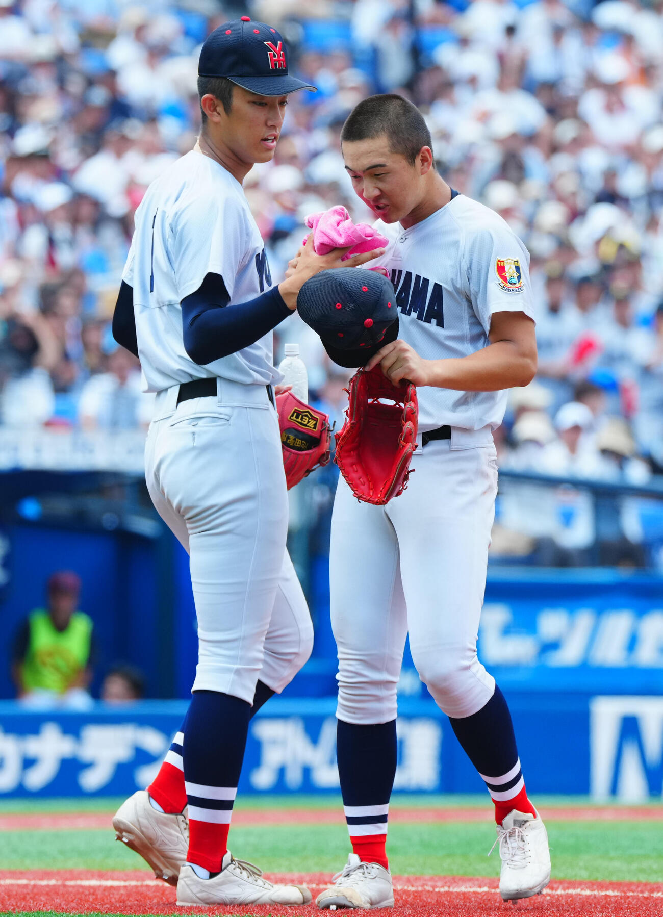 慶応対横浜　9回表慶応2死、マウンドに上がる横浜・川上慧（右）に声をかける織田翔希（撮影・垰建太）
