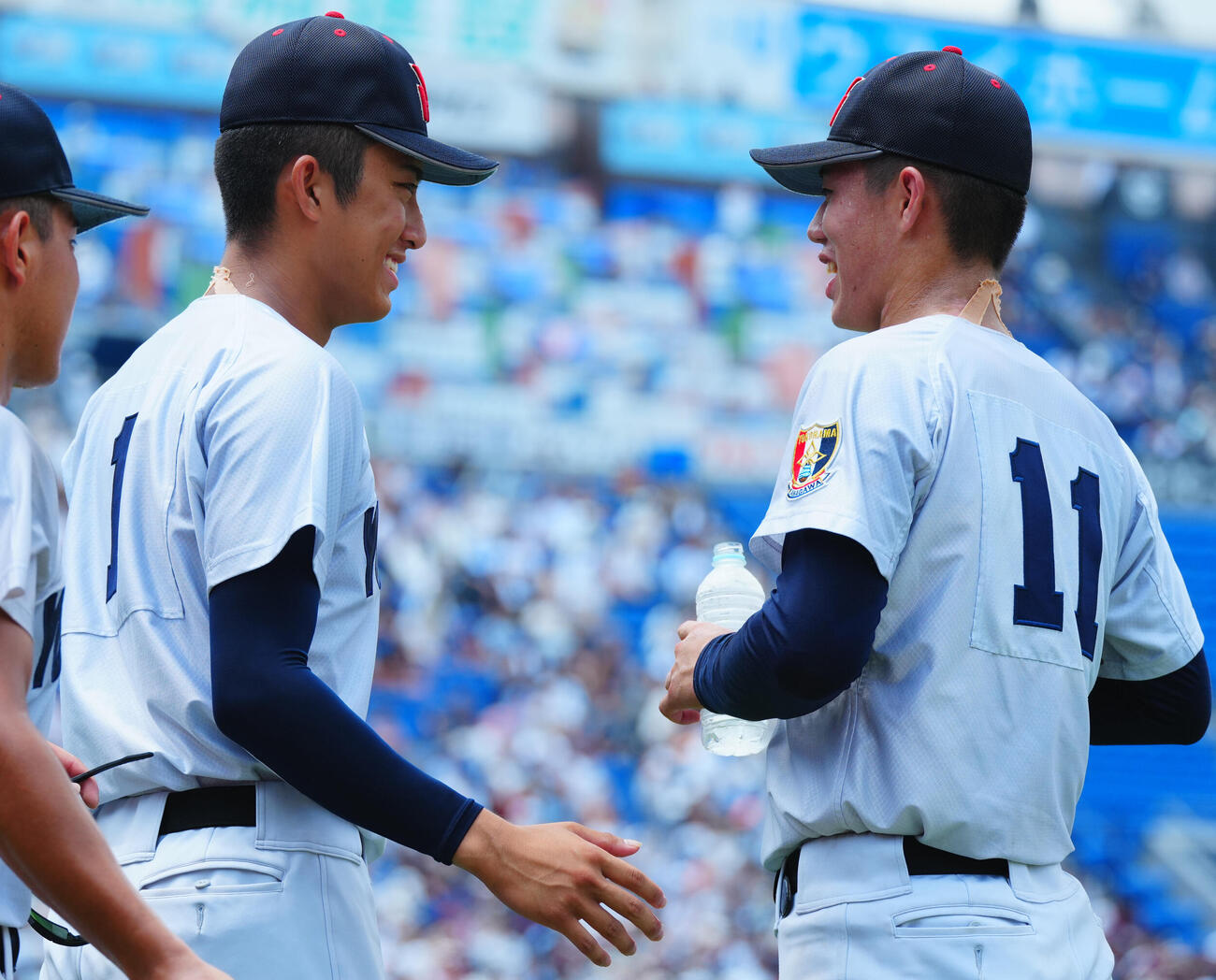 慶応対横浜　9回、マウンドに向かう横浜・小林鉄三郎（右）に声をかける織田翔希（撮影・垰建太）