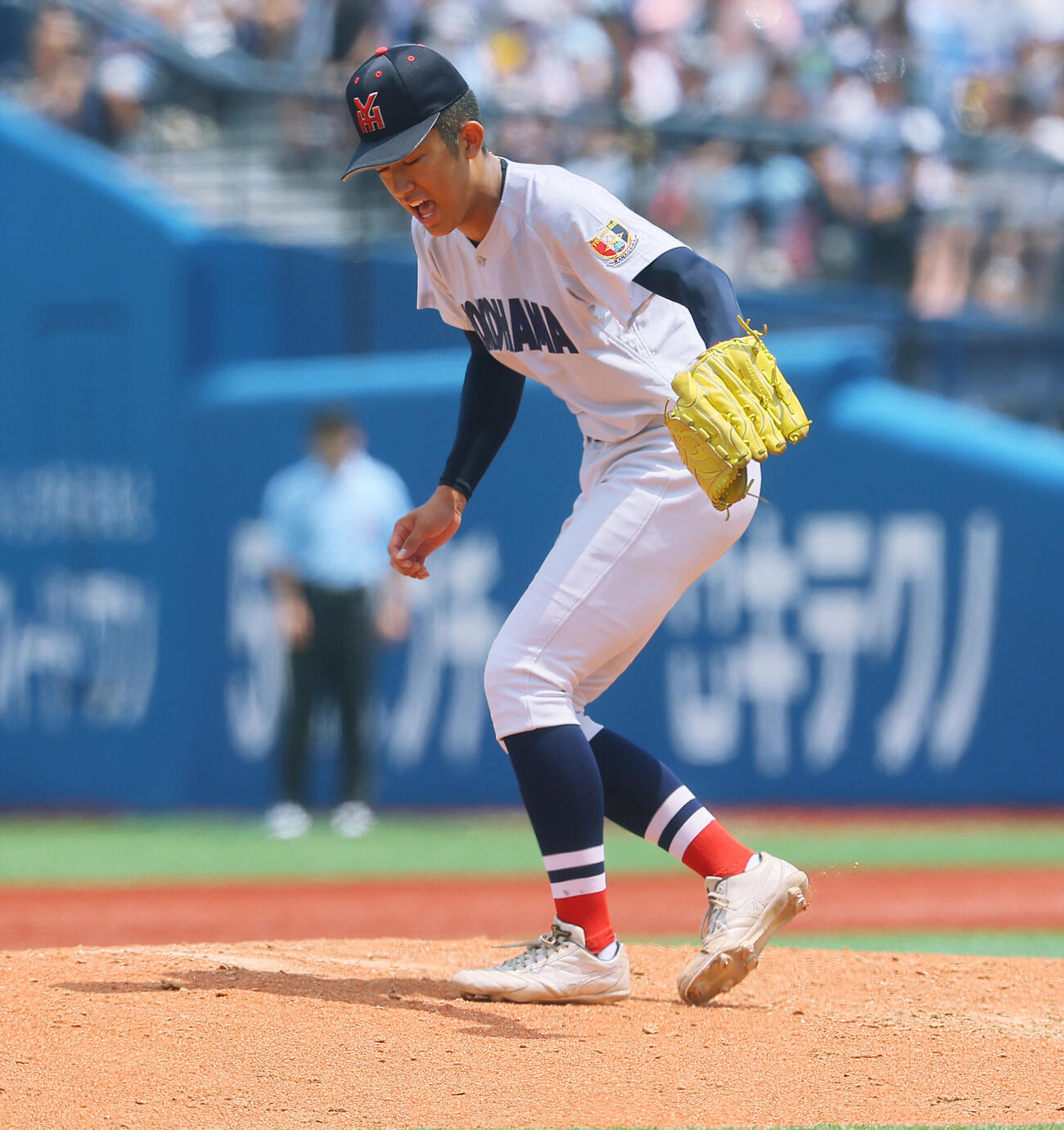 慶応対横浜　7回表慶応無死、足を痛がるそぶりを見せる織田翔希（撮影・水谷安孝）