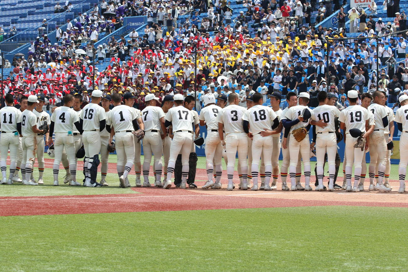創価対日大三　試合後、健闘をたたえ合う両校の選手たち（撮影・田島優大）