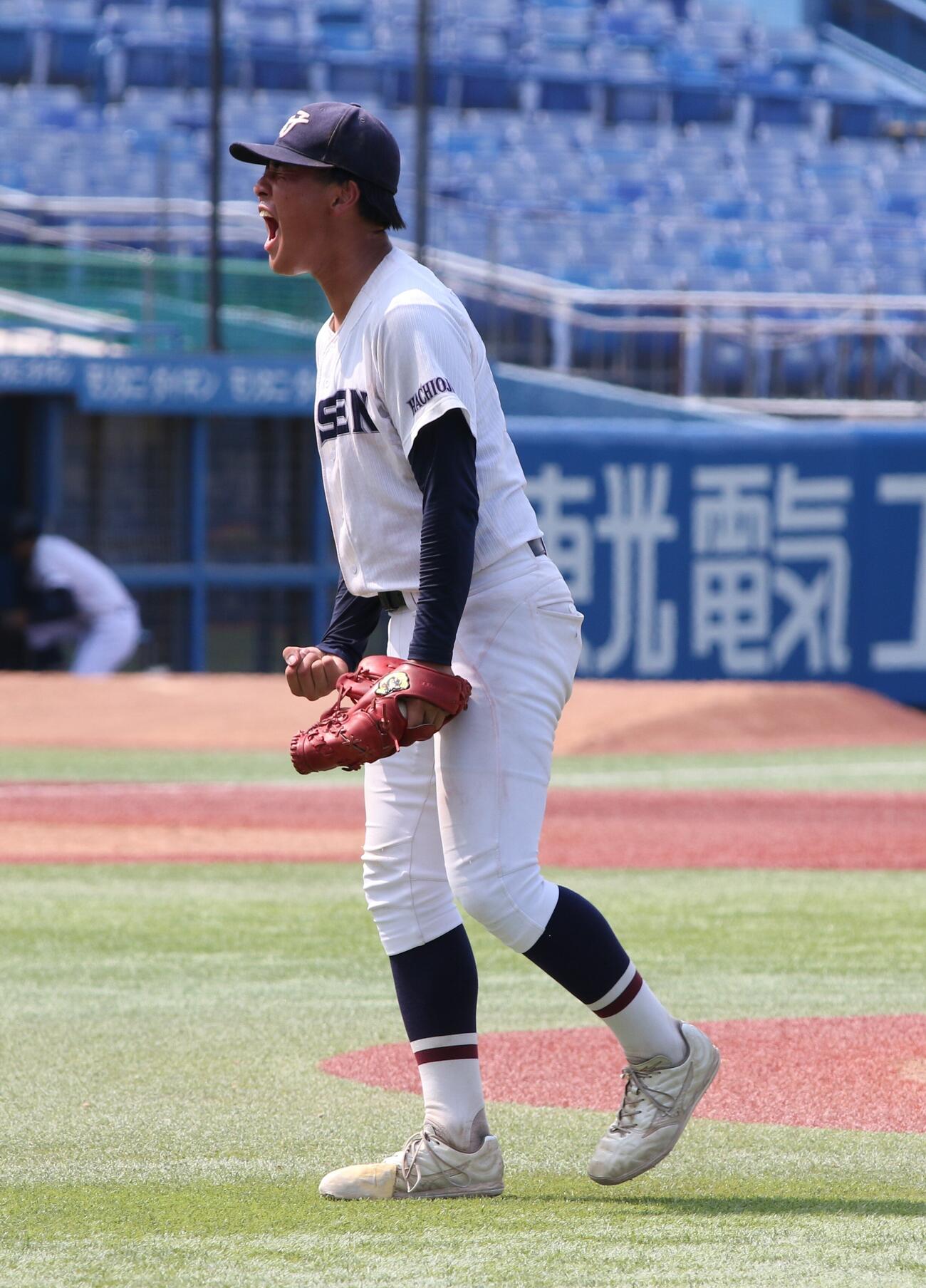 八王子実践対明大八王子　最後の打者を二ゴロに打ち取り雄たけびをあげる八王子実践・塚原翔太（撮影・田島優大）