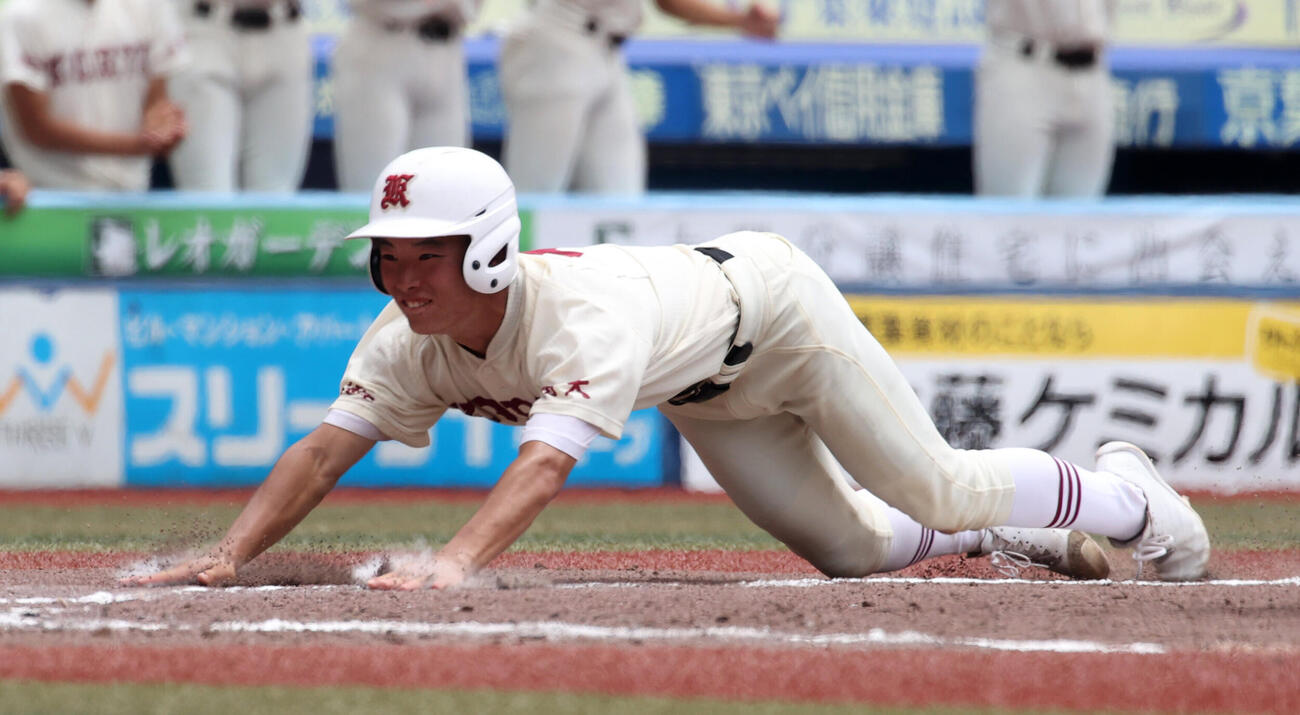 拓大紅陵対習志野　5回表拓大紅陵無死一、三塁、山辺颯のスクイズと相手エラーで一塁走者阪本幹太はヘッドスライディングで生還する（撮影・柴田隆二）