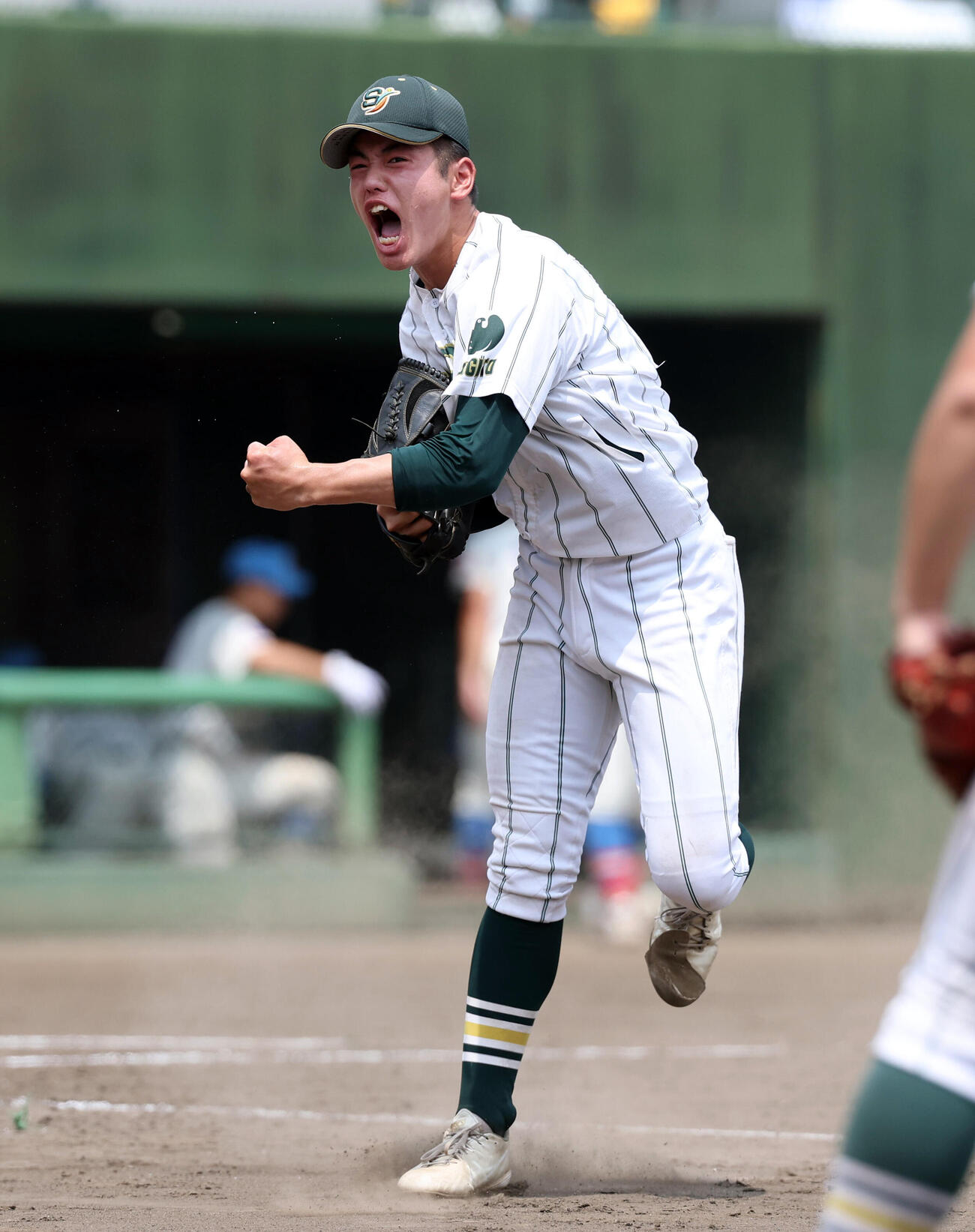 花咲徳栄対昌平　4回表花咲徳栄2死一、二塁、佐伯真聡を三塁ゴロに仕留め雄たけびを上げる名倉陸（撮影・浅見桂子）