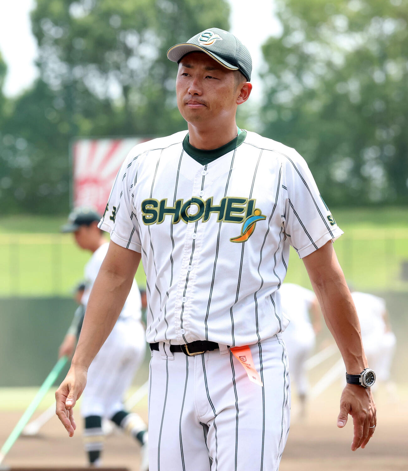 花咲徳栄対昌平　ベンチに引き揚げる昌平・岩崎優一監督（撮影・浅見桂子）