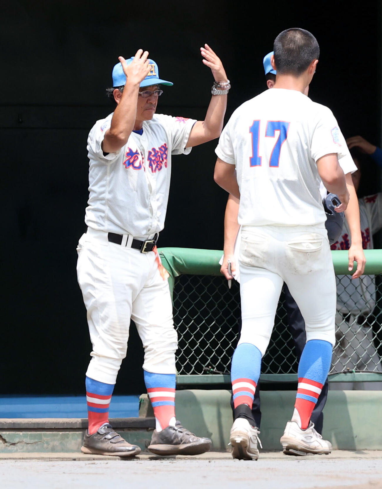 花咲徳栄対昌平　4回表花咲徳栄の攻撃途中、指示を出す岩井隆監督（撮影・浅見桂子）