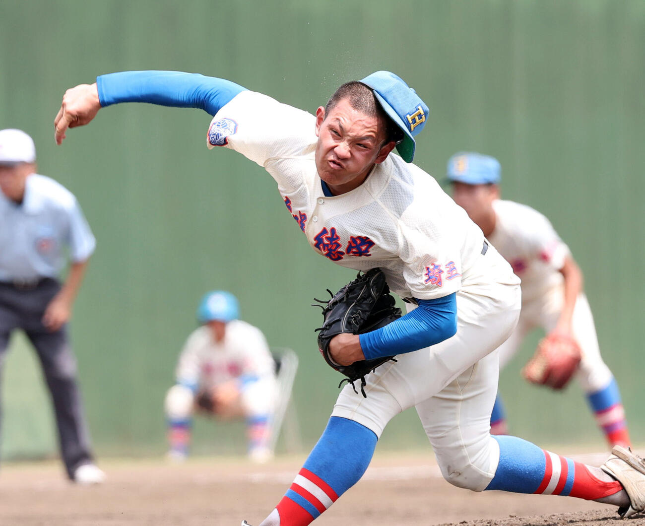 花咲徳栄対昌平　帽子を飛ばして力投する花咲徳栄先発の黒川凌大（撮影・浅見桂子）