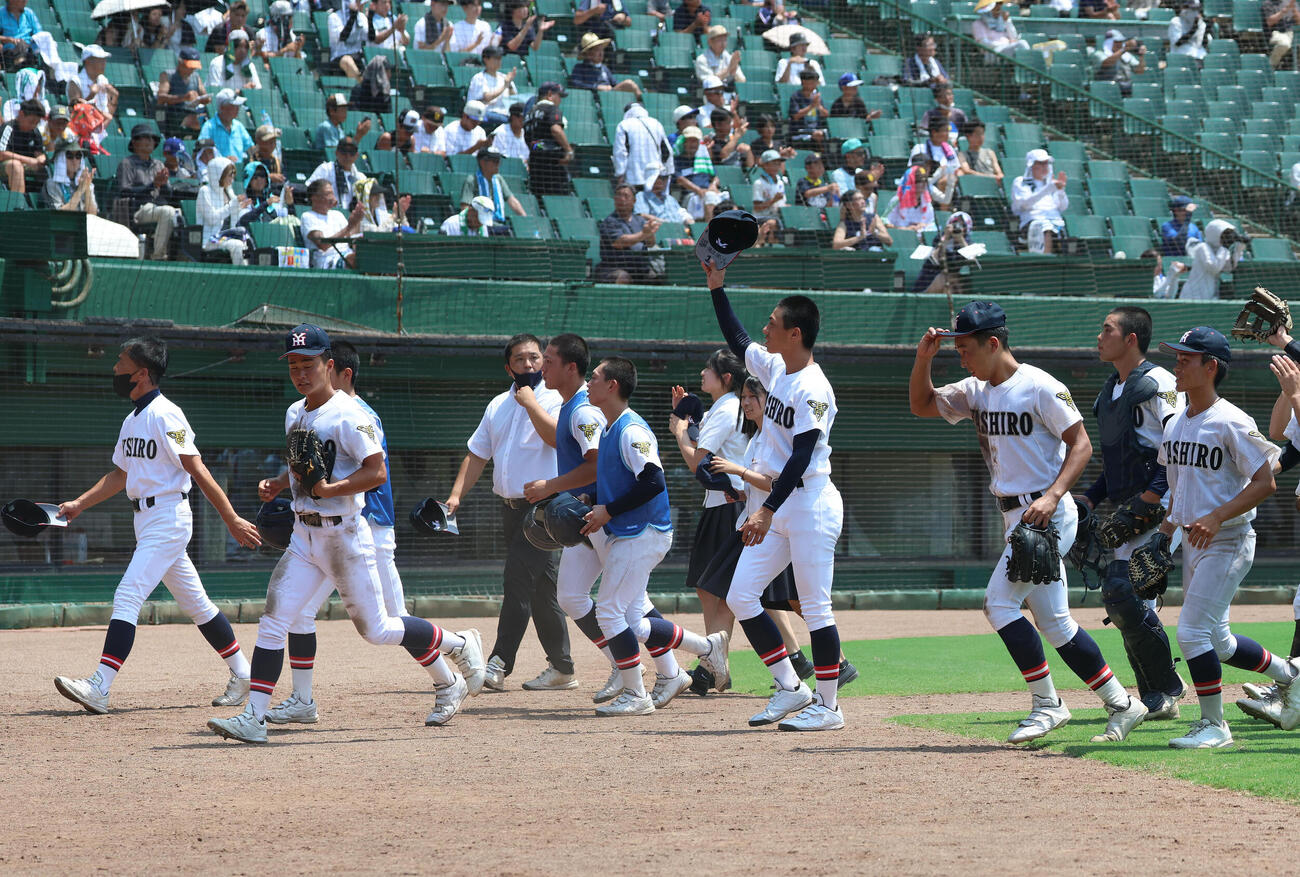 社対須磨学園　須磨学園にコールド勝ちし応援団に声援に応える社ナイン（撮影・白石智彦）