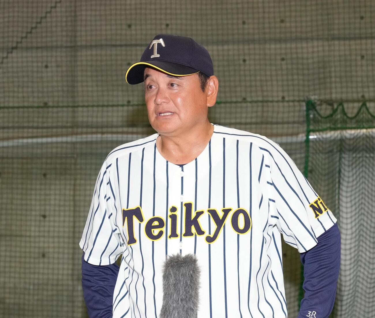日本文理対帝京長岡　試合後、インタビューを受ける帝京長岡・芝草宇宙監督（撮影・足立雅史）