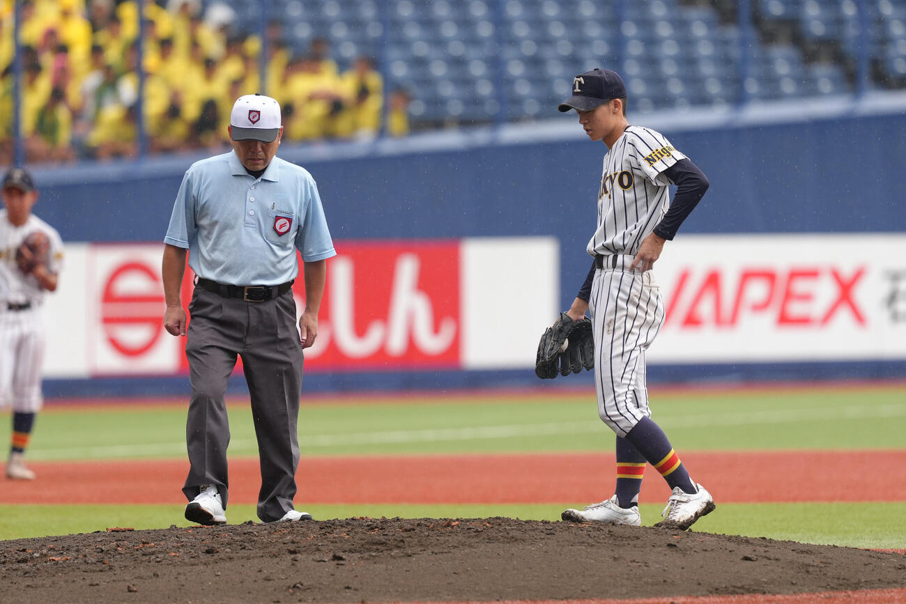 日本文理対帝京長岡　1回、ぬかるんだマウンドを気にする帝京長岡・西脇駆（撮影・足立雅史）