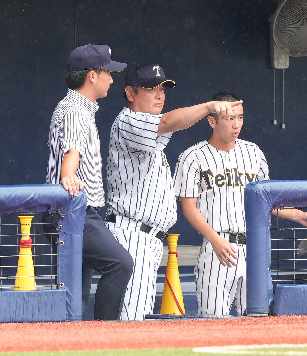 帝京長岡対日本文理　1回、伝令を送る帝京長岡・芝草宇宙監督（中央）（撮影・足立雅史）