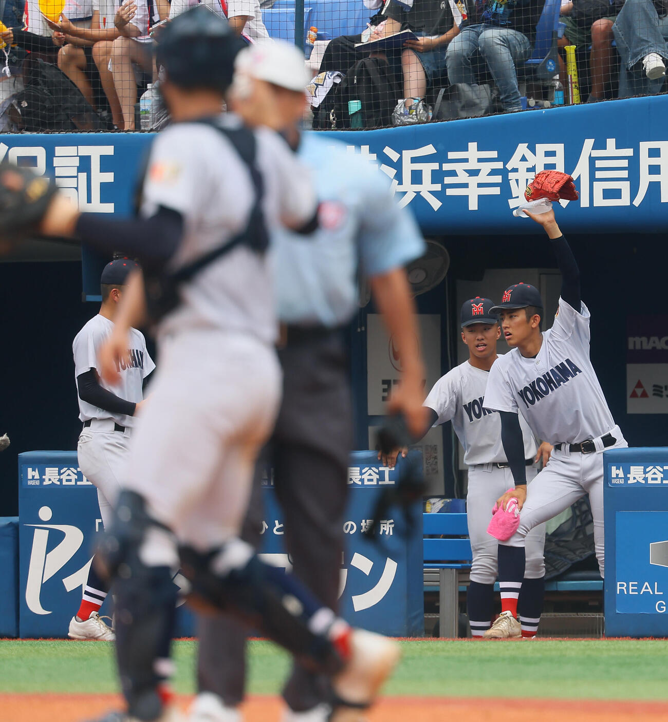 慶応対横浜　ノーヒットのまま降板した横浜・織田翔希はタオルを手にベンチから声援を送る（撮影・水谷安孝）
