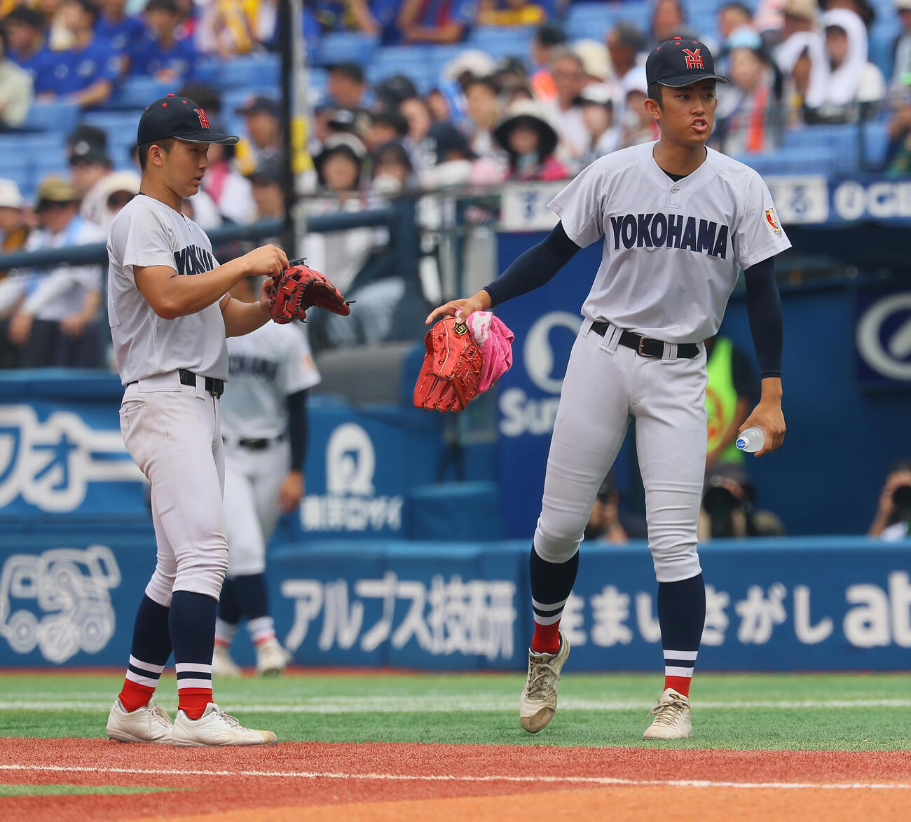 慶応対横浜　ノーヒットのまま降板した横浜・織田翔希はタオルを手にナインのサポート役に回る（撮影・水谷安孝）