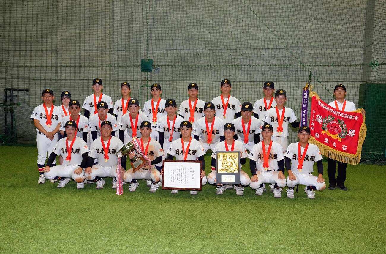 帝京長岡対日本文理　優勝の記念撮影に臨む日本文理（撮影・足立雅史）