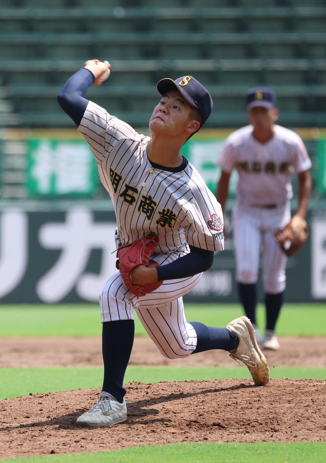明石商対神戸国際大付　神戸国際大付戦に先発する明石商・仲吉泰清（撮影・白石智彦）