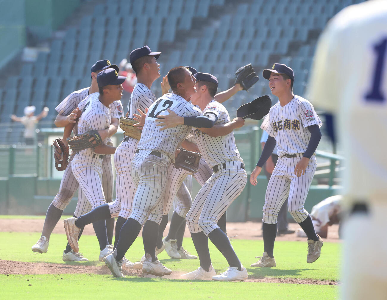 明石商対神戸国際大付　神戸国際大付にタイブレークの末に勝利し抱き合って喜ぶ明石商ナイン（撮影・白石智彦）