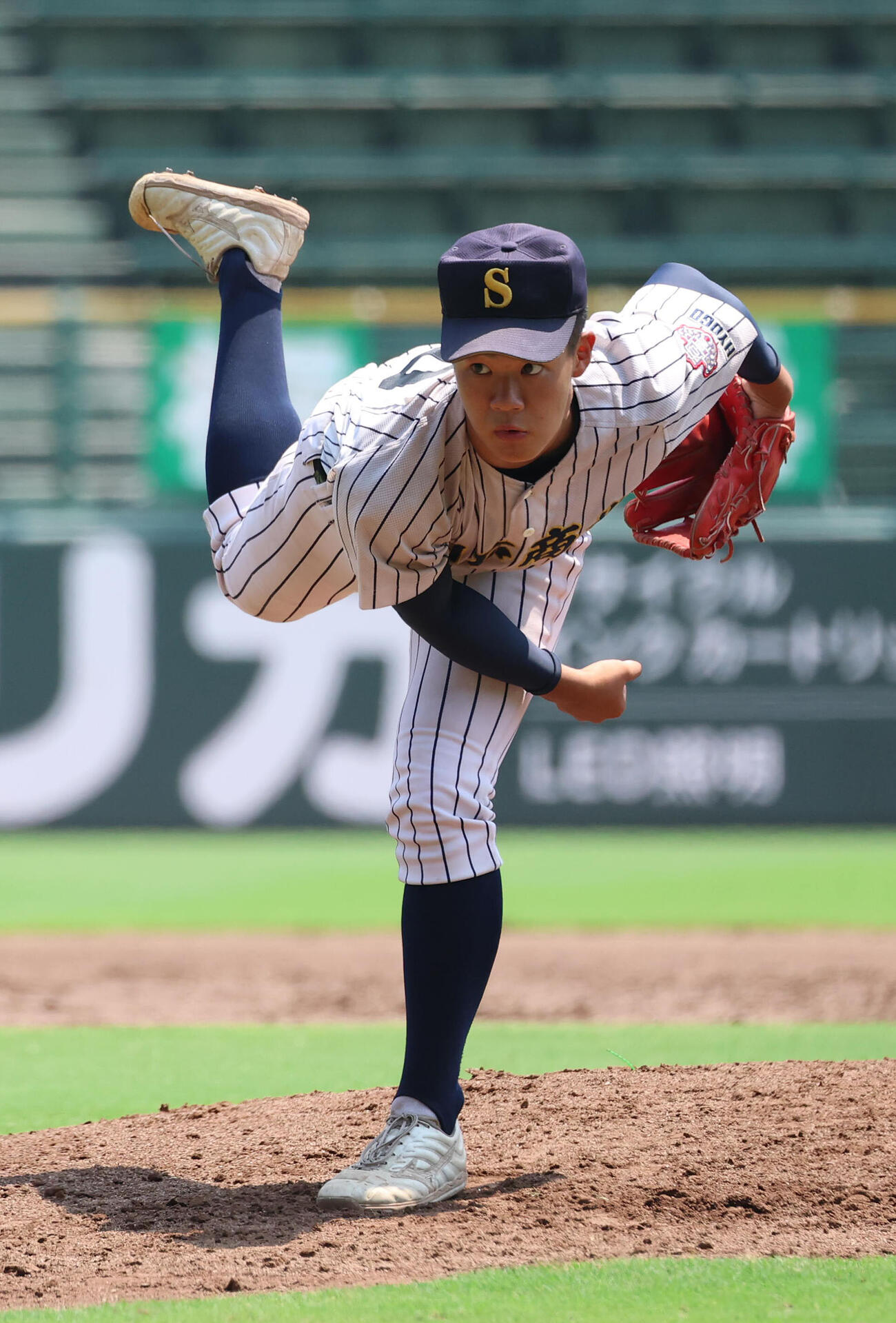 明石商対神戸国際大付　神戸国際大付戦に先発する明石商・仲吉泰清（撮影・白石智彦）