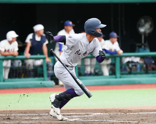 花巻東対盛岡大附 2回表花巻東無死、二塁打を放つ萬谷堅心(撮影・増田悦実)
