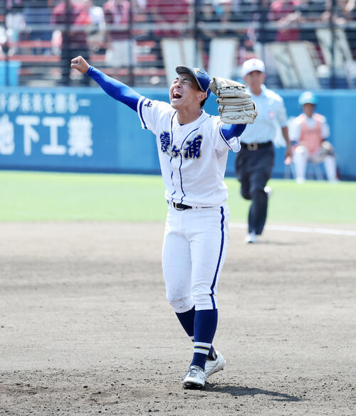 霞ケ浦対常総学院 優勝しガッツポーズで雄たけびを上げる霞ケ浦・稲山幸汰(撮影・鈴木正人)