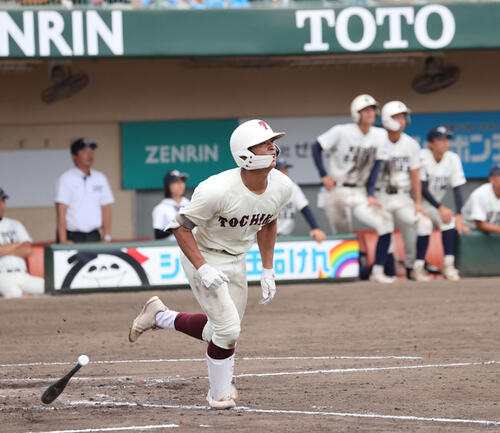 希望が丘対東筑 4回裏東筑無死満塁、河野咲郎は右越えに先制となる3点適時三塁打を放つ(撮影・梅根麻紀)