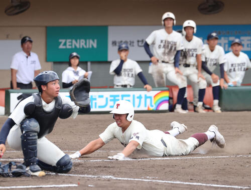 希望が丘対東筑 4回裏東筑無死満塁、河野咲郎の右越え3点適時三塁打で生還する一塁走者の梶原大和(撮影・梅根麻紀)