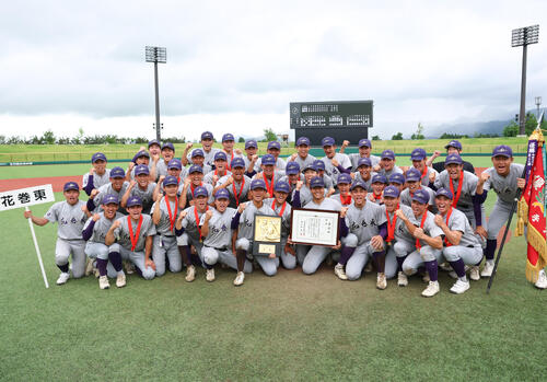 花巻東対盛岡大附 優勝し笑顔で目線を向ける花巻東ナイン(撮影・増田悦実)