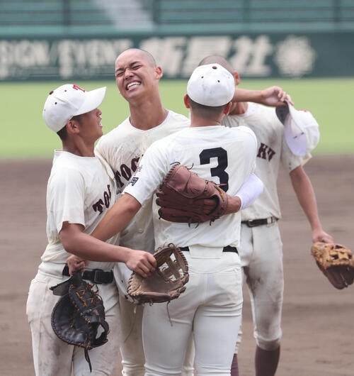 希望が丘対東筑 優勝を決めた東筑の深町光生はナインと抱き合って喜ぶ(左から2人目)(撮影・梅根麻紀)
