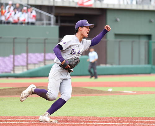 花巻東対盛岡大附 優勝が決まりガッツポーズをする花巻東・萬谷堅心(撮影・増田悦実)