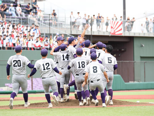 花巻東対盛岡大附 優勝が決まり歓喜する花巻東ナイン(撮影・増田悦実)