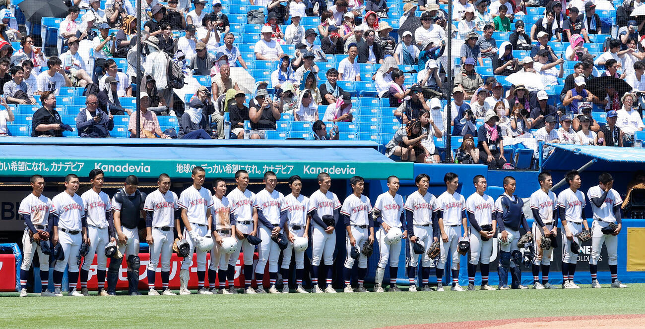 目黒日大対関東第一　7回コールドで関東第一に敗れ、悔しがりながら校歌を聴く（撮影・山本朝陽）