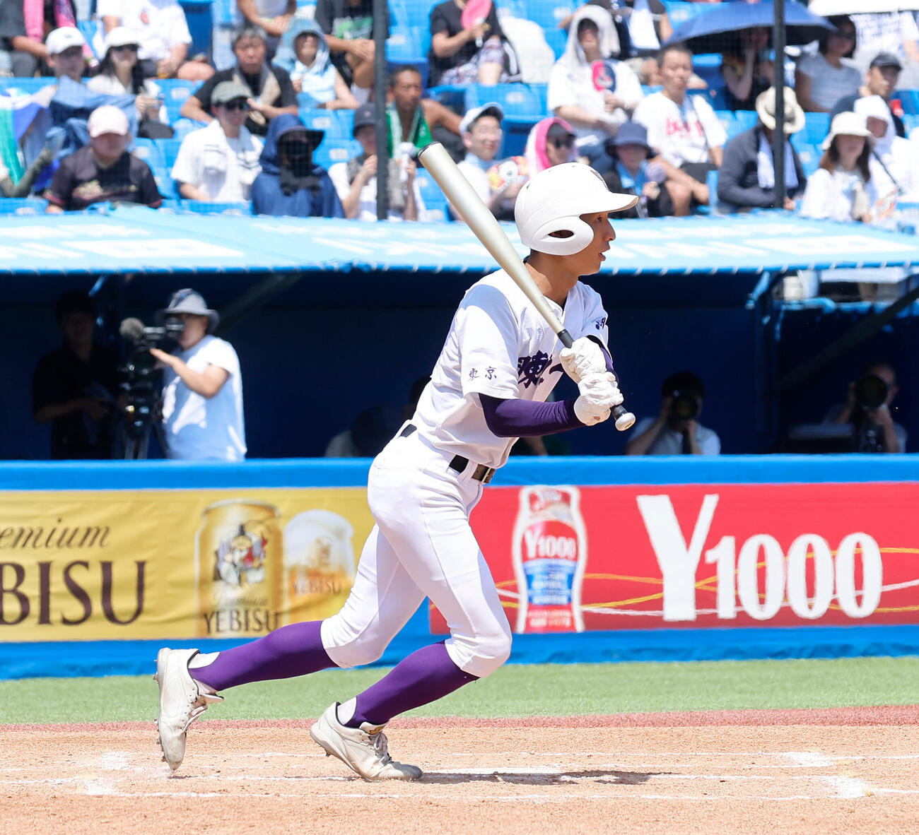目黒日大対関東第一　6回裏関東第一2死二塁、右前適時打を放つ関東第一・成合瑛二郎（撮影・山本朝陽）