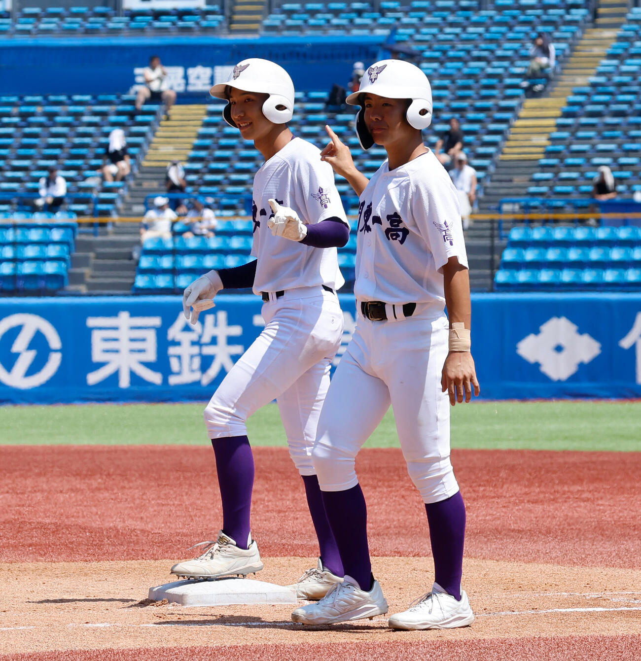 目黒日大対関東第一　6回裏関東第一2死二塁、右前適時打を放ち、塁上でポーズをとる関東第一・成合瑛二郎（左）（撮影・山本朝陽）