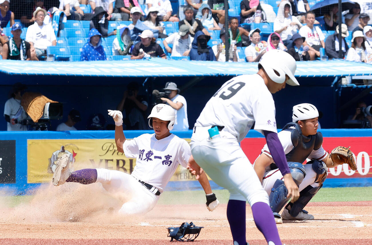 目黒日大対関東第一　6回裏関東第一2死二塁、成合瑛二郎の適時打で生還した二塁手関東第一・佐宗悠樹（左）（撮影・山本朝陽）