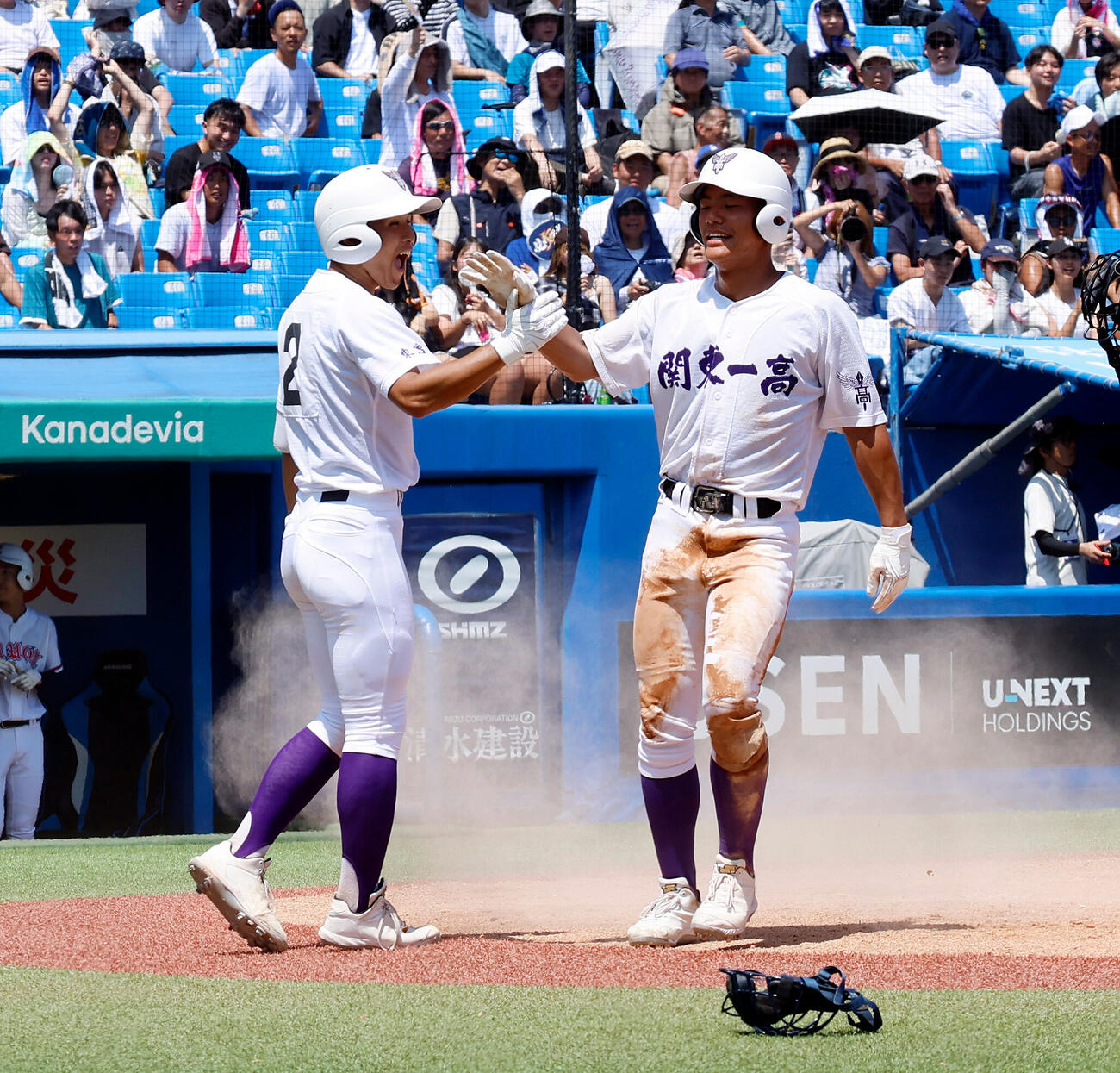目黒日大対関東第一　7回裏関東第一1死二塁、生還し、コールド勝ちを決め、ハイタッチで喜ぶ関東第一・井口瑛太（右）（撮影・山本朝陽）
