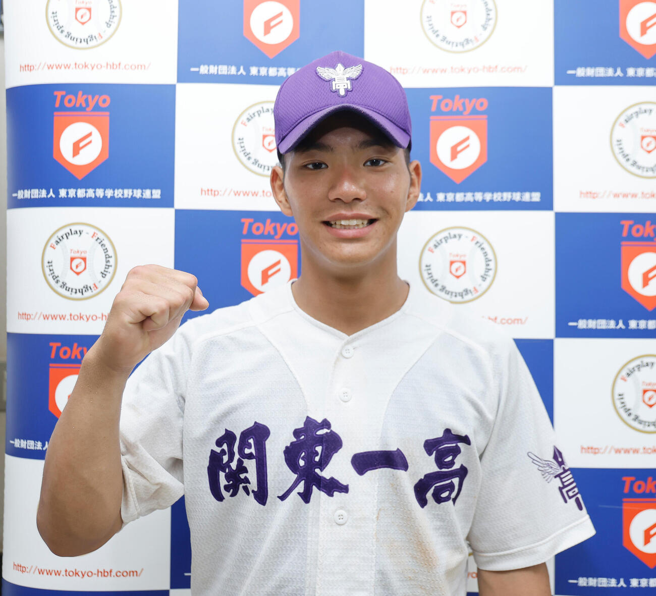目黒日大対関東第一　記念撮影を行う関東第一・井口瑛太（撮影・山本朝陽）