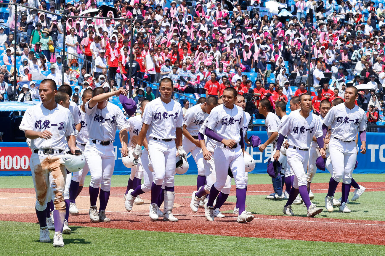 目黒日大対関東第一　目黒日大をコールド勝ちで下し、決勝に駒を進めた関東第一ナイン（撮影・山本朝陽）