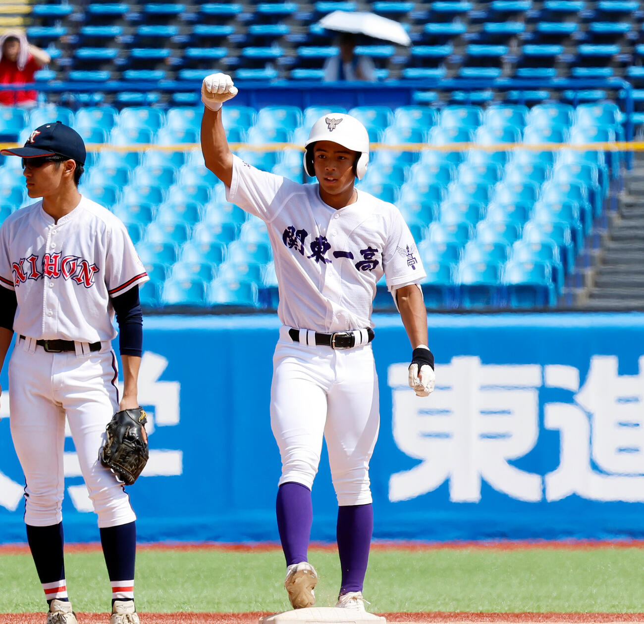 目黒日大対関東第一　2回裏関東第一1死一、二塁、左前適時打を放ち、ベンチに向かってガッツポーズをする関東第一・佐宗悠樹（撮影・山本朝陽）