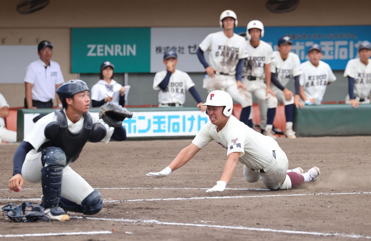 希望が丘対東筑　4回裏東筑無死満塁、河野咲郎の右越え3点適時三塁打で生還する一塁走者の梶原大和（撮影・梅根麻紀）