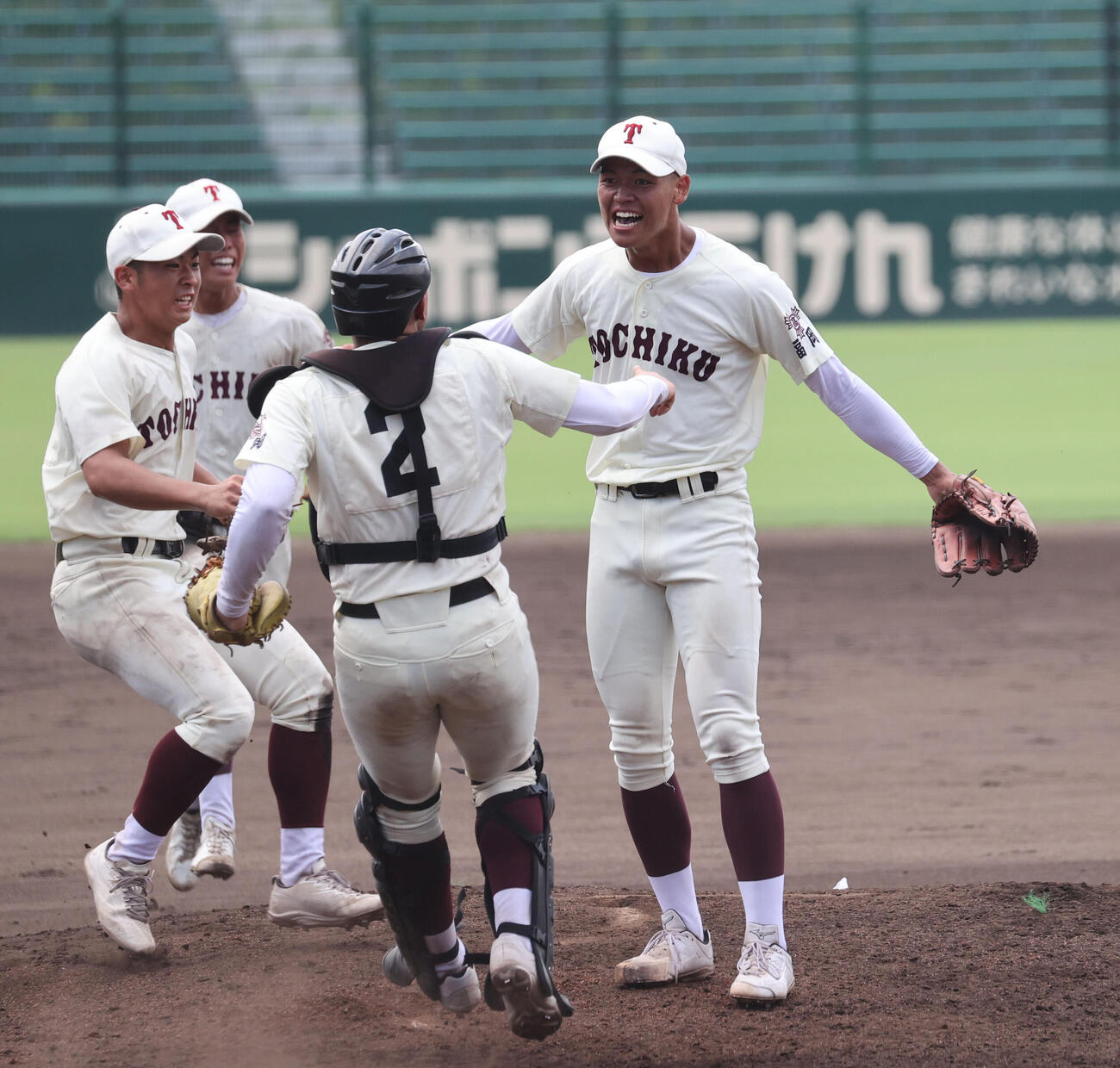 希望が丘対東筑　優勝を決めた東筑ナインは歓喜の表情（撮影・梅根麻紀）