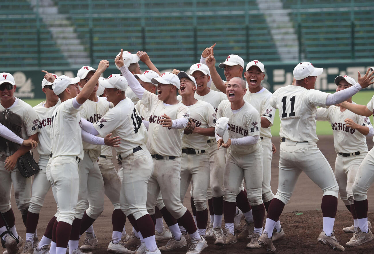 希望が丘対東筑　優勝を決めた東筑ナインは歓喜の表情（撮影・梅根麻紀）