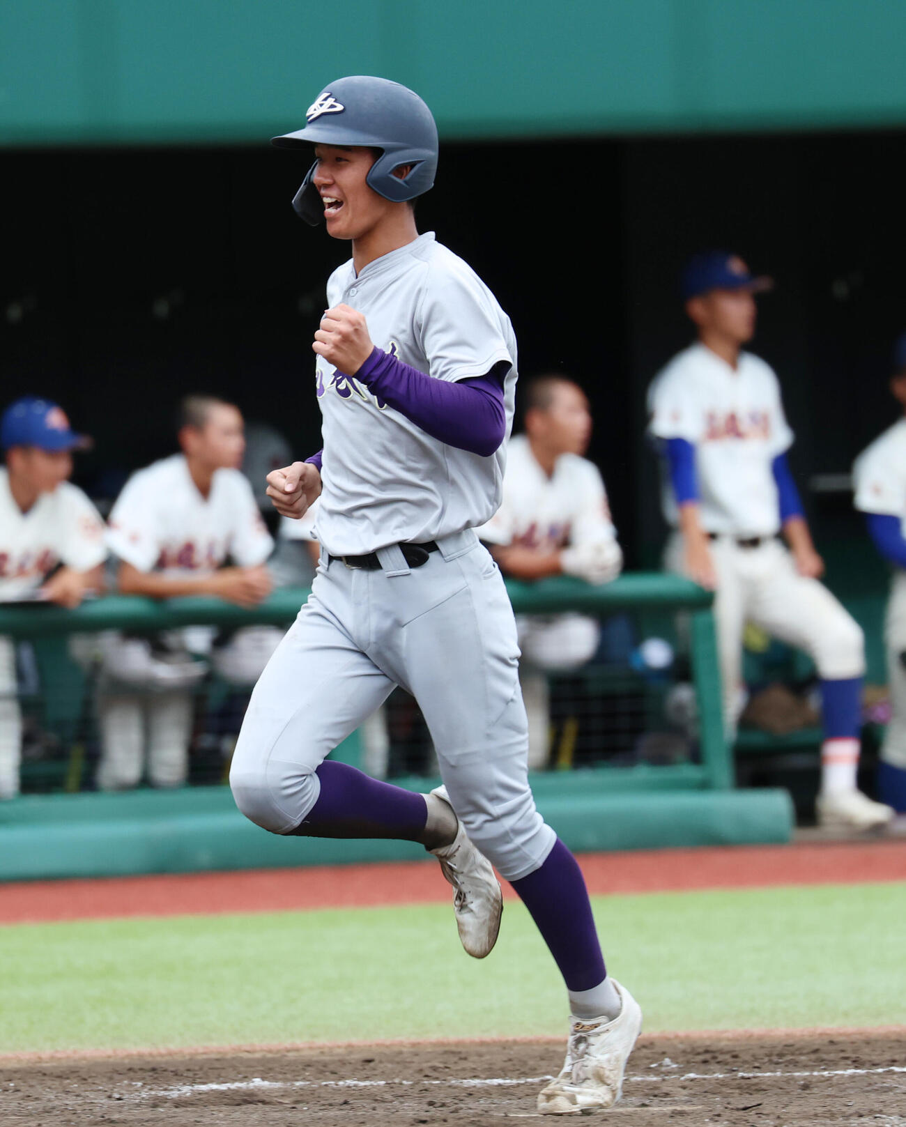 花巻東対盛岡大附　9回表花巻東2死一、三塁、久保村冠太の適時二塁打で生還する萬谷堅心（撮影・増田悦実）